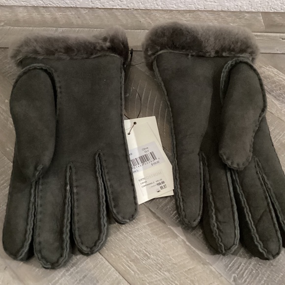 UGG Perforated Genuine Shearling Suede Gloves, size L - Picture 1 of 6